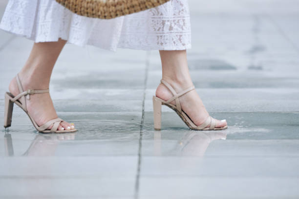 ストラップヒールで歩く女性 - サンダル ストックフォトと画像