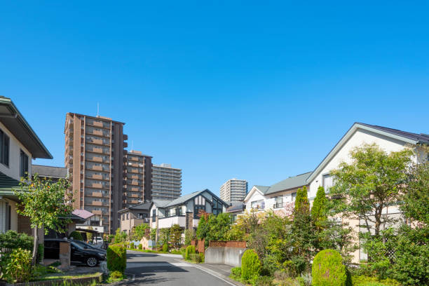 la zona residencial de japón, suburbios de tokio - clear sky residential district house sky fotografías e imágenes de stock