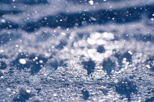 679717486 istock Textura de hielo en invierno. Piezas de agua congelada en una calle en el invierno. La textura y textura del agua congelada en invierno y al aire libre. 1186896341