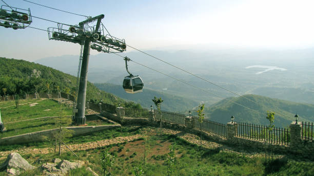 funivia (lat. funem currus) strada per le montagne. - ski lift overhead cable car gondola mountain foto e immagini stock