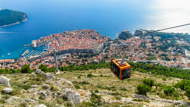 funivia a dubrovnik in una bella giornata estiva, croazia - ski lift overhead cable car gondola mountain foto e immagini stock