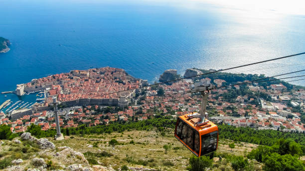 funivia a dubrovnik in una bella giornata estiva, croazia - ski lift overhead cable car gondola mountain foto e immagini stock