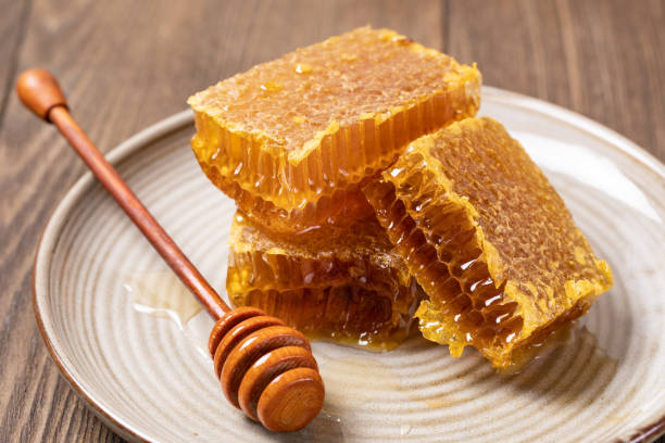 istock Honey and Honeycomb slice 1186901358