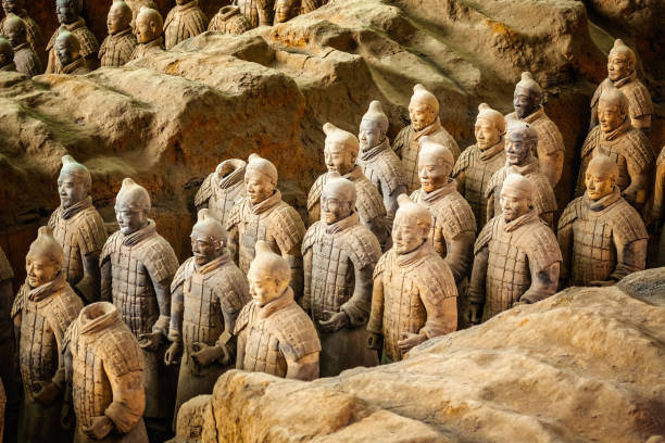 sculture scavate statue dei soldati dell'esercito terracota dell'imperatore qin shi huang, xian, shaanxi, cina - terracotta soldiers xian terracotta tomb foto e immagini stock