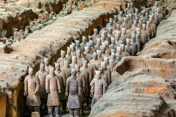 statues excavées de sculptures des soldats d'armée de terracota de l'empereur de qin shi huang, xian, shaanxi, chine - terracotta soldiers xian terracotta tomb photos et images de collection