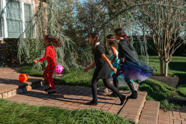 istock Girls Trick Or Treating on Halloween 1186906336