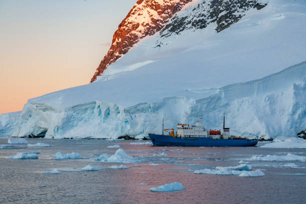 istock Lamaire Channel - Antarctic Peninsula - Antarctica 1186906518