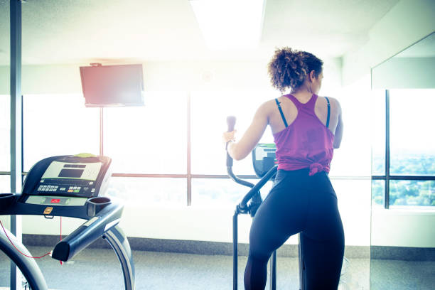 entrenamiento cardiovascular - ellipse elliptical format exercising women fotografías e imágenes de stock