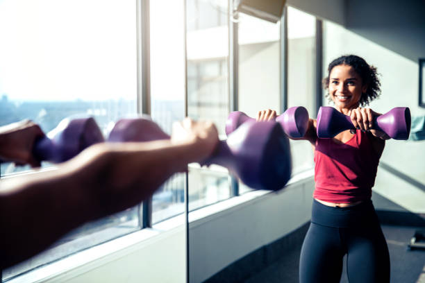 mujer que levanta pesas - ellipse elliptical format exercising women fotografías e imágenes de stock