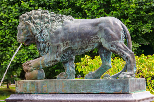 statue en bronze de lion. fragment de cascade de lion de fontaine dans le parc inférieur de peterhof à saint-pétersbourg, russie - macro column marble luxury photos et images de collection