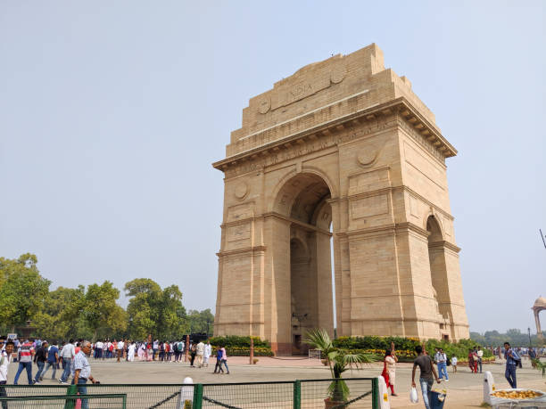 monumento da porta de india, primeiro memorial da guerra de mundo em nova deli, india - new delhi india indian culture indian ethnicity - fotografias e filmes do acervo