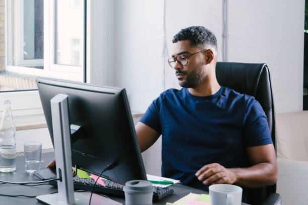 istock Businesswoman working at desk 1186914864