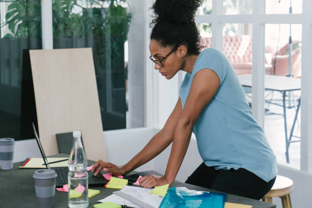 istock Businesswoman using laptop 1186918178