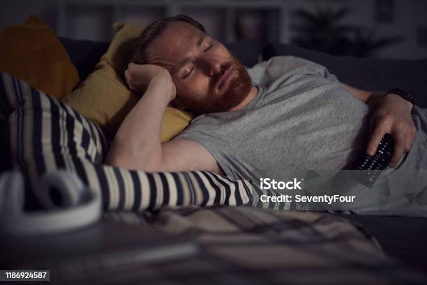 Einschlafen Durch Tv Stockfoto und mehr Bilder von Schlafen - Schlafen, Fernseher, Sofa