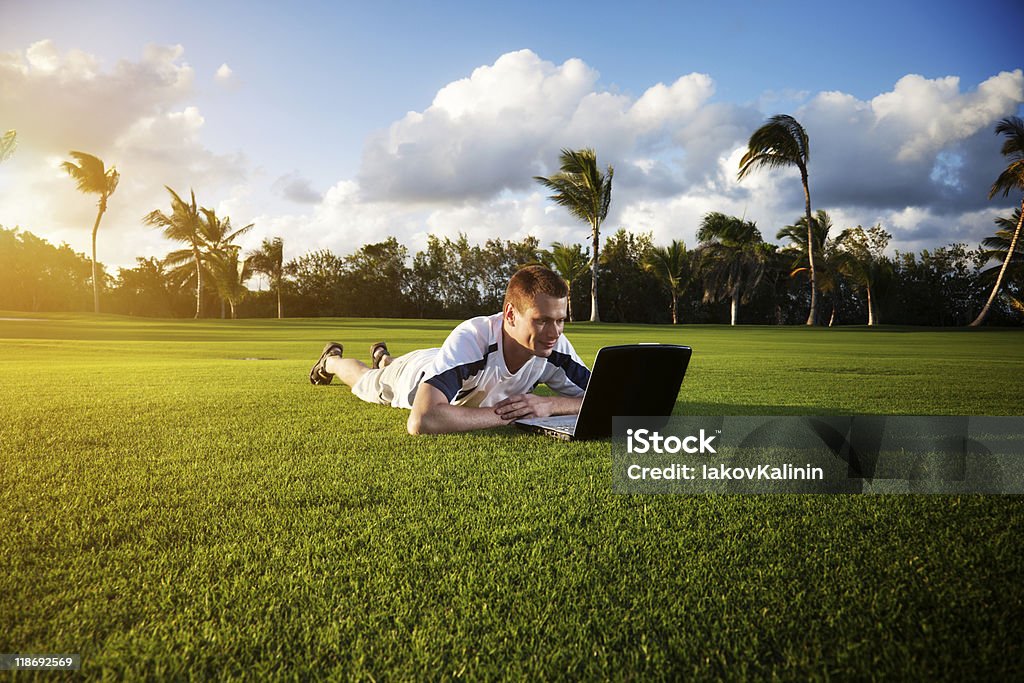 Jovem whith notebook em Campo Verde - Foto de stock de Adulto royalty-free