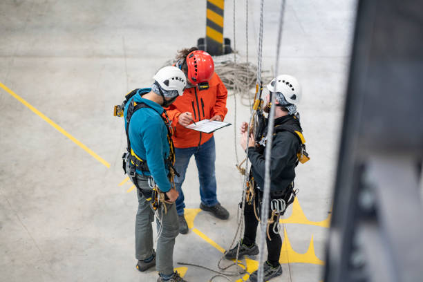 ingenieur bei der inspektion auf der baustelle - safety meeting construction site construction stock-fotos und bilder