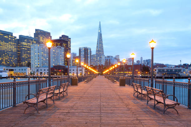 gebäude in der innenstadt von embarcadero in der dämmerung, san francisco - pier seven stock-fotos und bilder