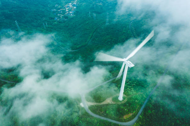 windkraftwerk am berg - nachhaltige entwicklung fotos stock-fotos und bilder