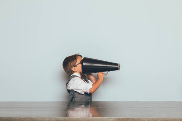 メガホンを持つ若いオタクの少年 - marketing megaphone child using voice ストックフォトと画像