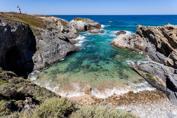 playa de piedras enrolladas y aguas cristalinas. - isolde fotografías e imágenes de stock