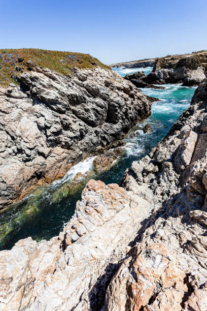 ruta de los pescadores, situada en el suroeste de portugal, con sus formaciones rocosas y mar cristalino. - isolde fotografías e imágenes de stock
