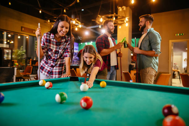 gra w bilard i picie piwa z przyjaciółmi w lokalnej hali basenowej - pool game snooker pub sport zdjęcia i obrazy z banku zdjęć
