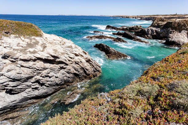 ruta de los pescadores, situada en el suroeste de portugal, con sus formaciones rocosas y mar cristalino. - isolde fotografías e imágenes de stock