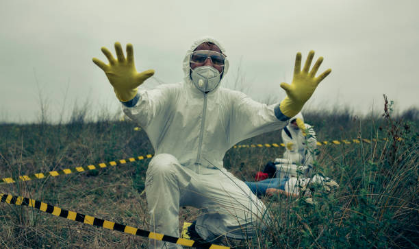 mężczyzna z bakteriologicznym kombinezonem ochronnym zakazującym wchodzenia w kordon teren - bacteriological zdjęcia i obrazy z banku zdjęć