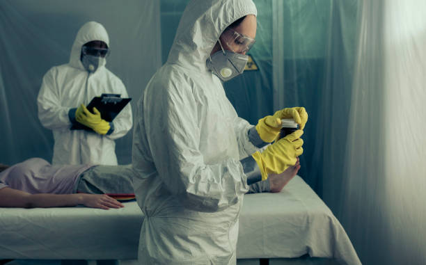 lekarze przygotowują leki dla chorej kobiety - ebola zdjęcia i obrazy z banku zdjęć