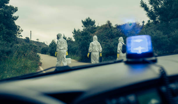 вид из аварийного автомобиля людей с бактериологическими защитные костюмы - charity and relief work flash стоковые фото и изображения