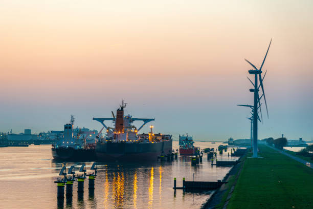 vista do ângulo elevado da entrada ao porto de rotterdam, - construction equipment large construction crane - fotografias e filmes do acervo