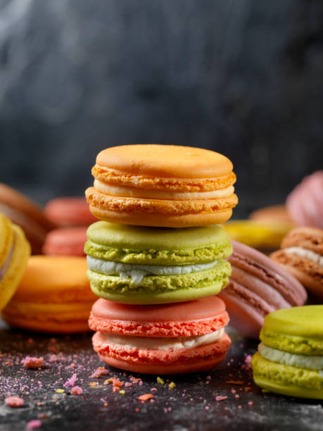 macarons multicolores - in a row multi colored bright yellow photos et images de collection