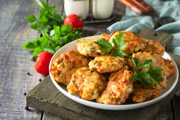 hähnchenfleischbällchen mit hackfleisch mit tomaten in einer schüssel auf einem hölzernen rustikalen tisch mit kopierraum. - fish cutlet stock-fotos und bilder