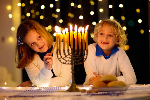 niños celebrando hanukkah. festival de las luces. - menorah hanukkah israel judaism fotografías e imágenes de stock