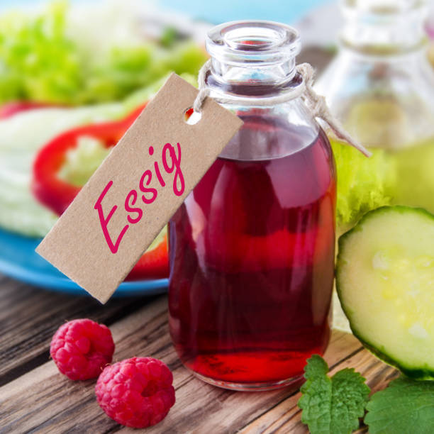 vinagre de framboesa com rótulo alemão: vinagre - vinegar bottle raspberry fruit - fotografias e filmes do acervo