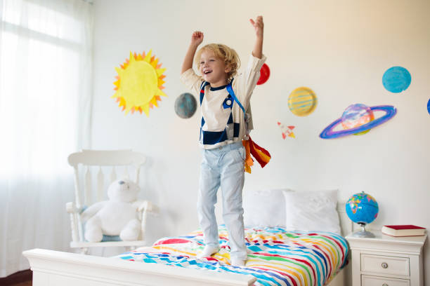 i bambini giocano a fare l'astronauta. gioco per bambini nello spazio e sul pianeta. - child playing dressing up imagination foto e immagini stock