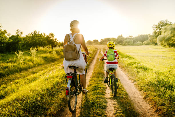 radfahren mit meiner mutter - bike park stock-fotos und bilder