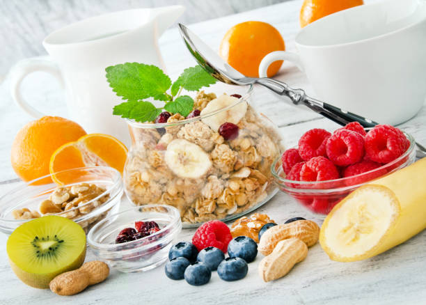 śniadanie chrupiące płatki musli i świeże owoce - fruit salad fruit healthy eating making zdjęcia i obrazy z banku zdjęć