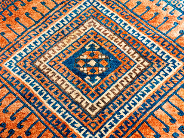 modèle géométrique carré de tapis persan oriental dans principalement le rouge et le bleu - tapestry anatolia traditional culture turkey photos et images de collection