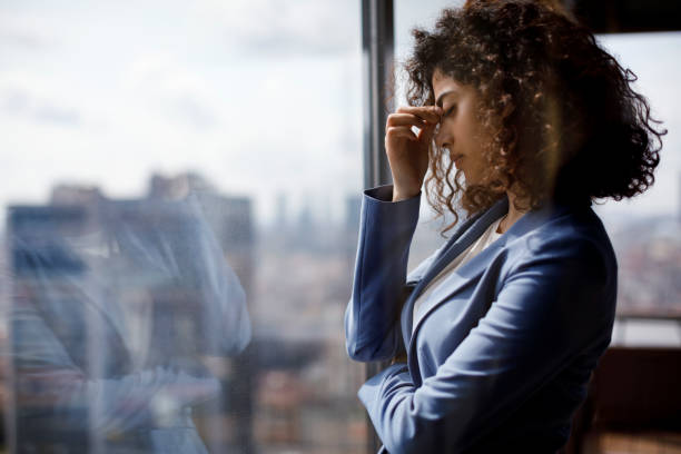 femme d'affaires fatiguée stressée - women depression window sadness photos et images de collection