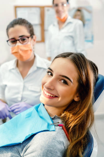 paziente soddisfatto nello studio del dentista - dentist dentist office female doctor foto e immagini stock