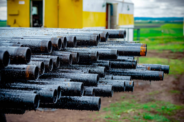 Oil Drill pipe. Rusty drill pipes were drilled in the well section. Downhole drilling rig. Laying the pipe on the deck. View of the shell of drill pipes laid in courtyard of the oil and gas warehouse tubo de perforación de aceite. las tuberías de perforación oxidadas se perforaron en la sección del pozo. plataforma de perforación. colocando la tubería en la cubierta. vista de la cáscara de las tuberías de perforación colocadas en el patio del
