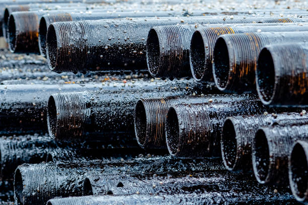 Oil Drill pipe. Rusty drill pipes were drilled in the well section. Downhole drilling rig. Laying the pipe on the deck. View of the shell of drill pipes laid in courtyard of the oil and gas warehouse tubo de perforación de aceite. las tuberías de perforación oxidadas se perforaron en la sección del pozo. plataforma de perforación. colocando la tubería en la cubierta. vista de la cáscara de las tuberías de perforación colocadas en el patio del