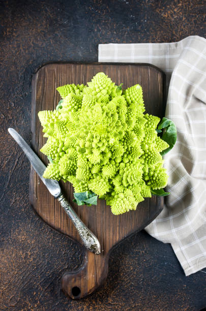 romanesco verde fresco, cavolo biologico crudo pronto per la cottura - romanesque broccoli cauliflower cabbage foto e immagini stock