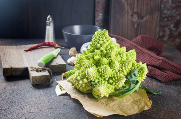 romanesco verde fresco, cavolo biologico crudo pronto per la cottura - romanesque broccoli cauliflower cabbage foto e immagini stock