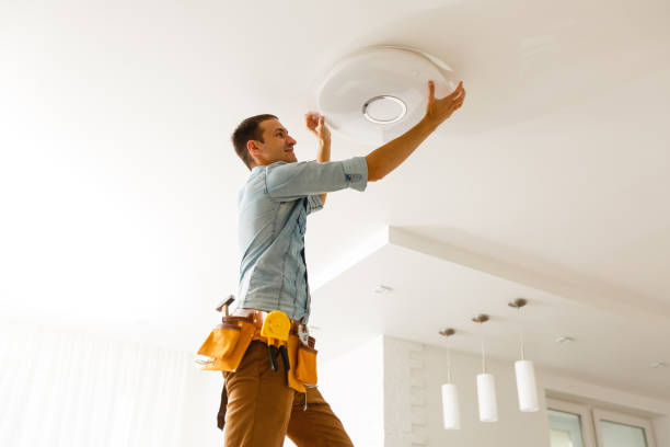 электрик устанавливает и соединяет лампу с потолком. - led lighting equipment light bulb installing стоковые фото и изображения