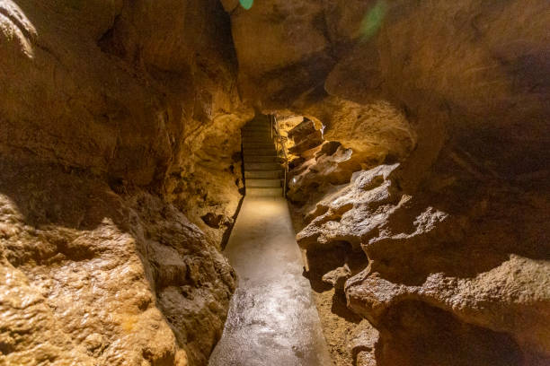 istock Paul Valley Cave in Budapest 1186973332