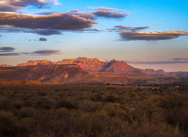 ciel sur la terre de blm à l'extérieur du parc national de zion - mountain range utah sky mountain photos et images de collection