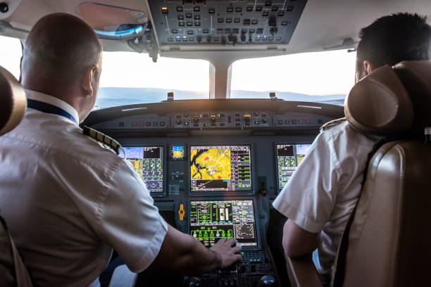 일몰에 이륙하는 선장 - airplane cockpit taking off pilot 뉴스 사진 이미지