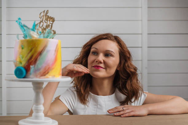 istock Cake artist rethinking her cake design 1186979557